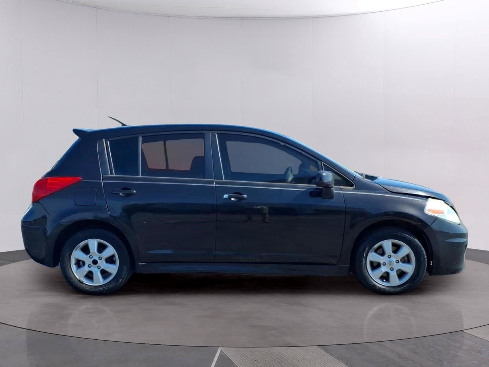 Used 2010 Nissan Versa Hatchback FWD image 6