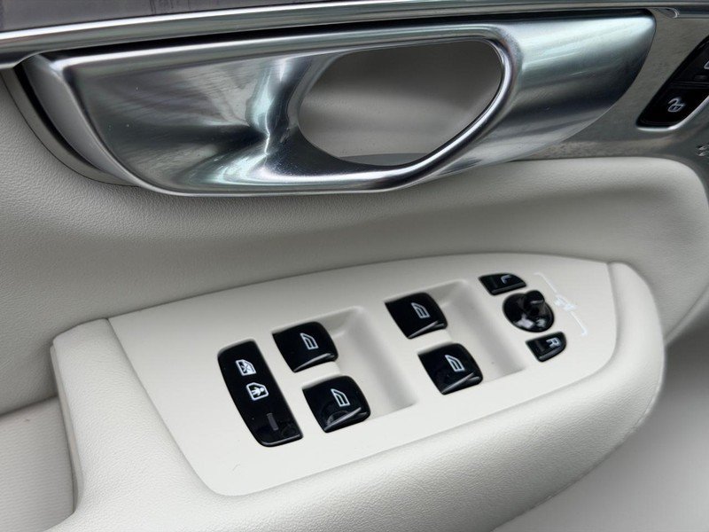 Certified 2025 Volvo XC90 T8 Ultra AWD/4WD image 16