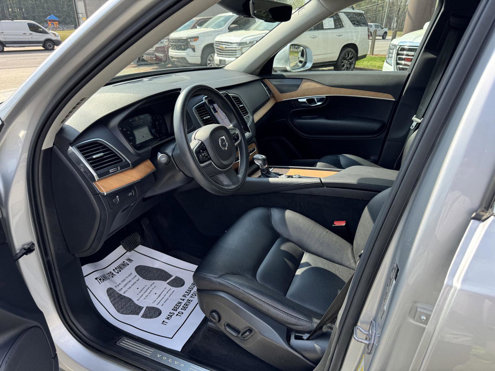 Used 2022 Volvo XC90 T6 Momentum w/ Climate Package AWD/4WD image 2