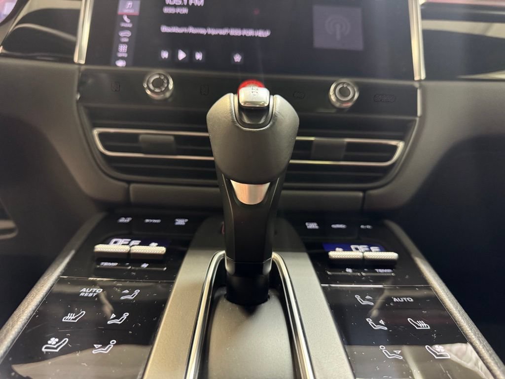 Certified 2025 Porsche Macan w/ Premium Package Plus AWD/4WD image 28