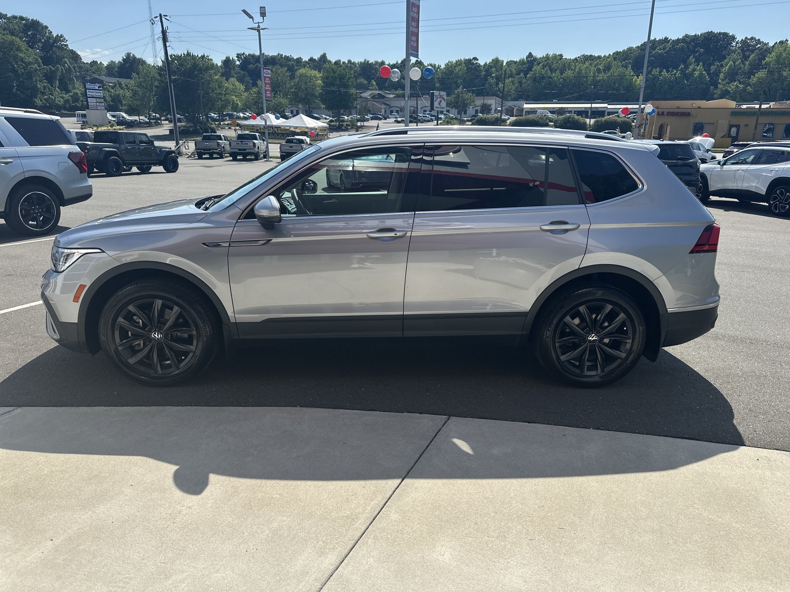 Used 2024 Volkswagen Tiguan SE FWD image 5