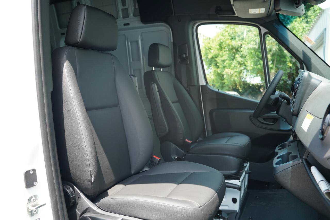 Used 2025 Mercedes-Benz Sprinter 2500 image 27