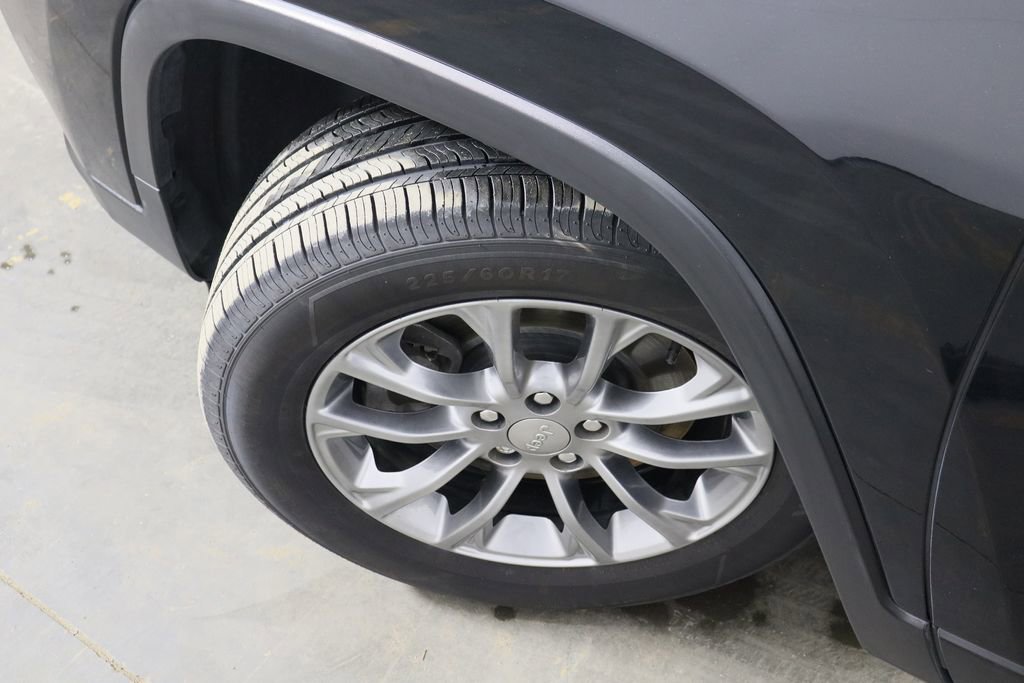 Used 2020 Jeep Cherokee Latitude Plus image 40