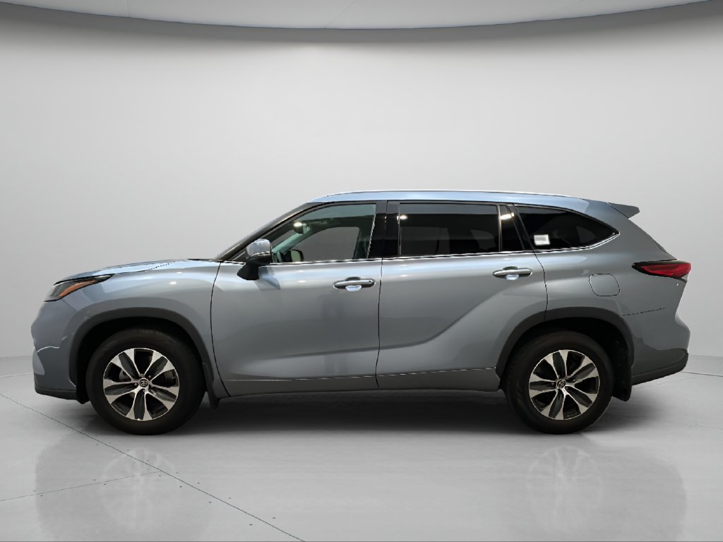 Used 2022 Toyota Highlander XLE AWD/4WD image 3
