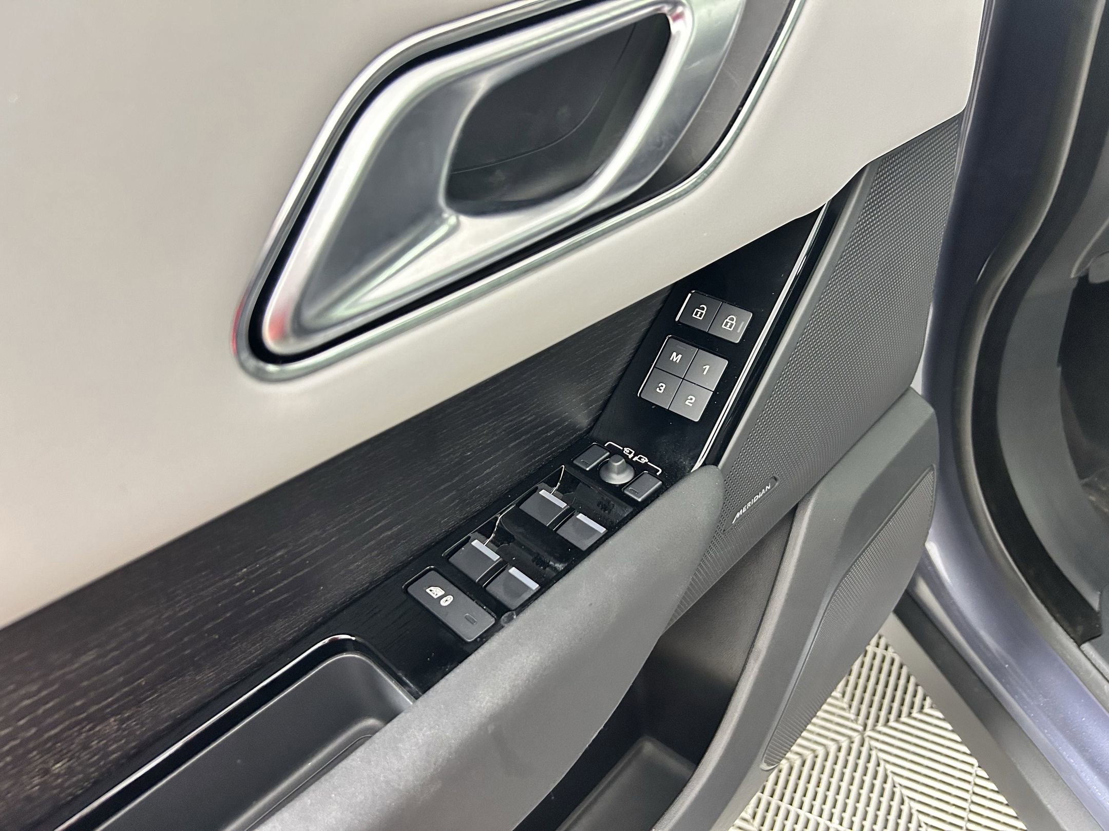 Used 2025 Land Rover Range Rover Velar Dynamic SE image 10