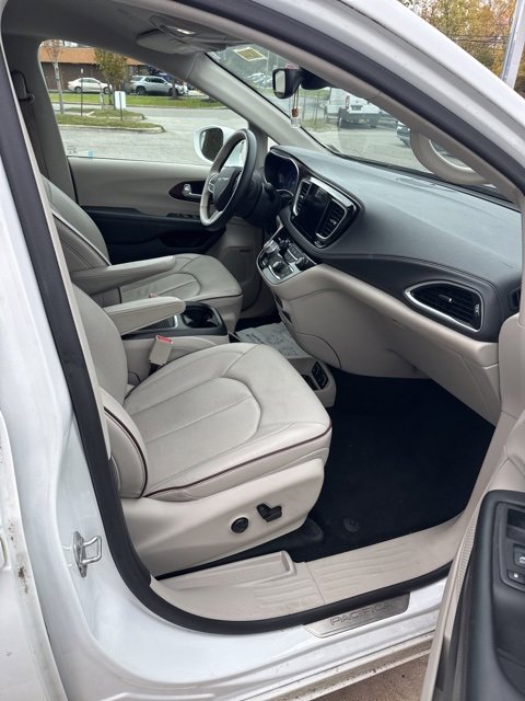 Certified 2018 Chrysler Pacifica Limited w/ Advanced Safetytec Group image 9