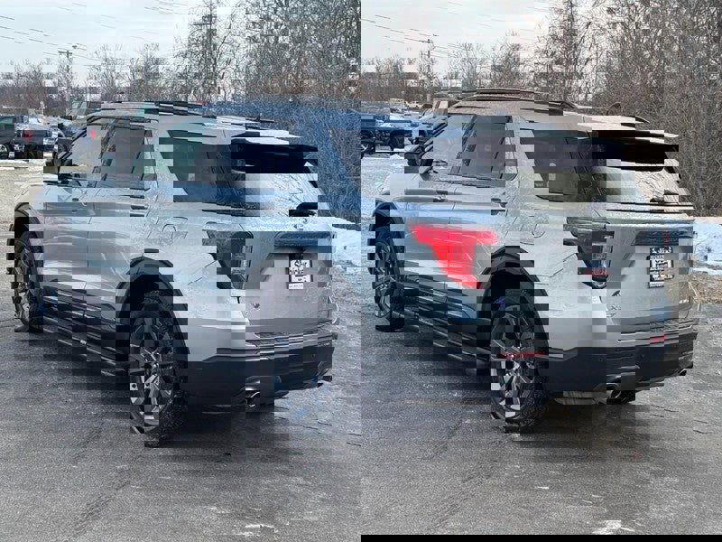 Used 2024 Ford Explorer XLT w/ Equipment Group 202A image 6