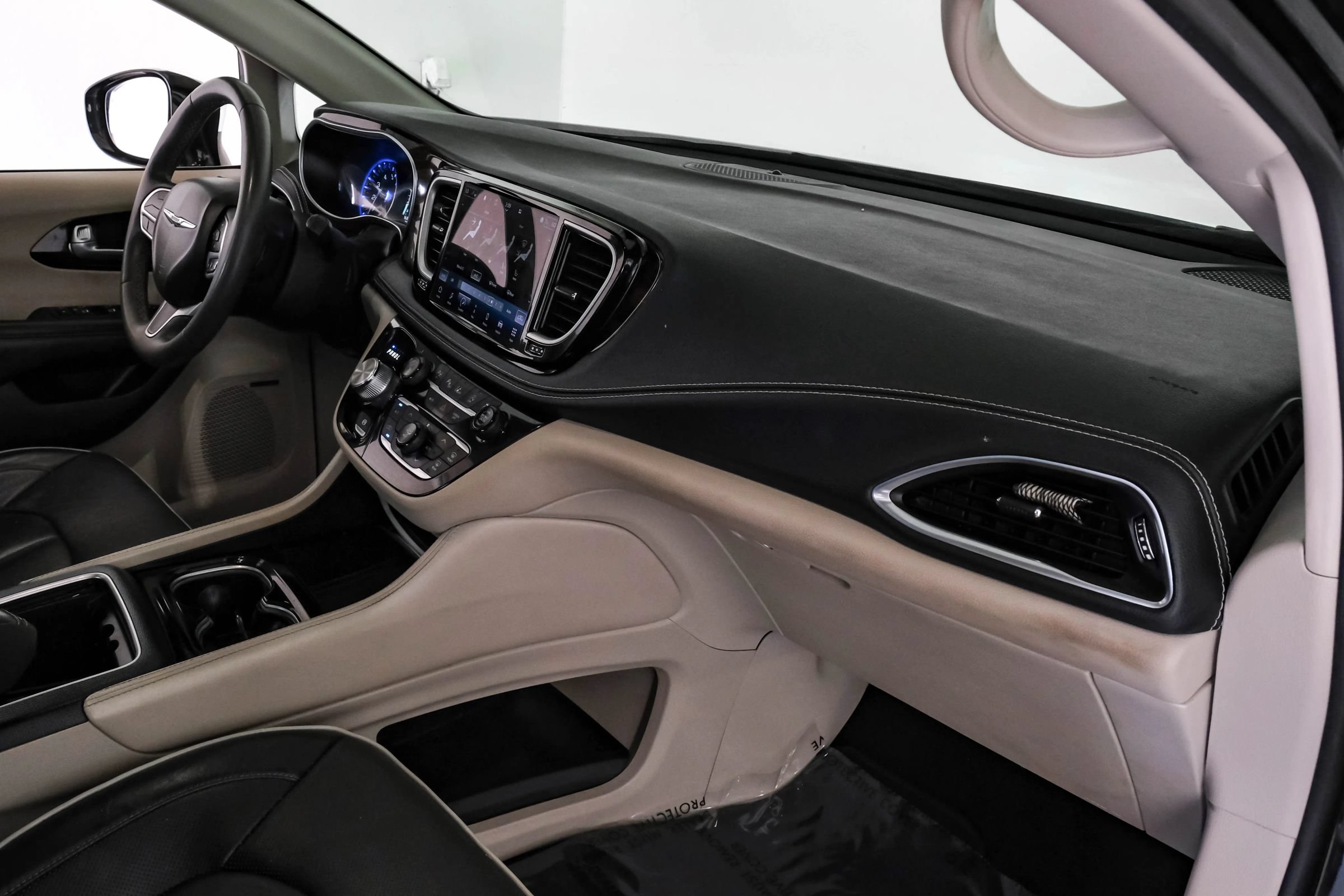 Used 2022 Chrysler Pacifica Limited FWD image 11