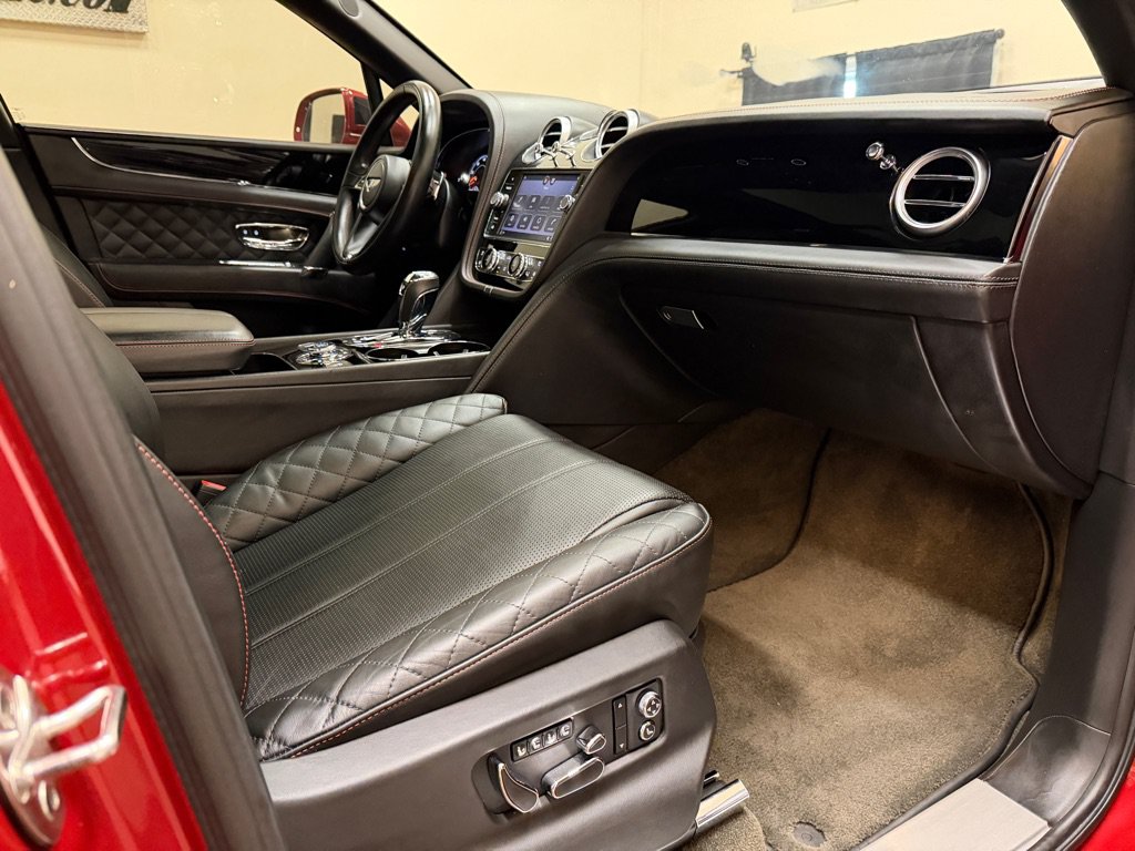 Used 2017 Bentley Bentayga AWD/4WD image 31