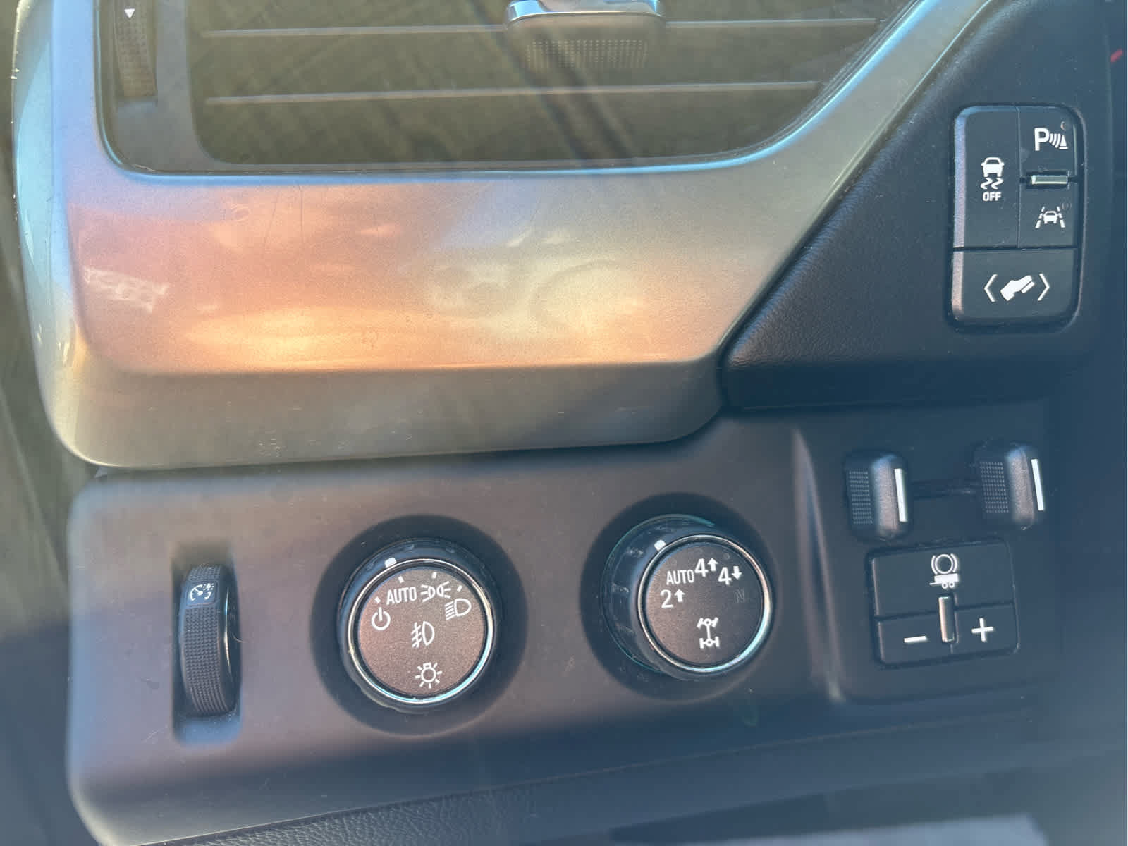Used 2018 Chevrolet Tahoe Premier AWD/4WD image 18