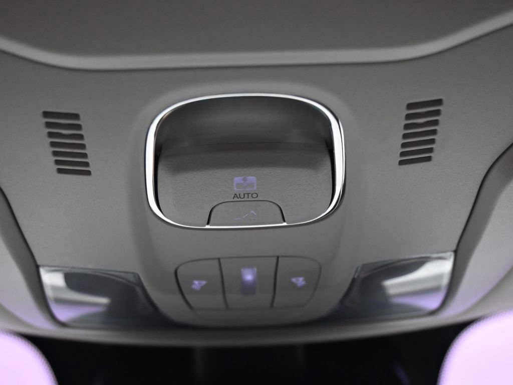 Certified 2020 Jeep Renegade Latitude w/ Cold Weather Group image 29