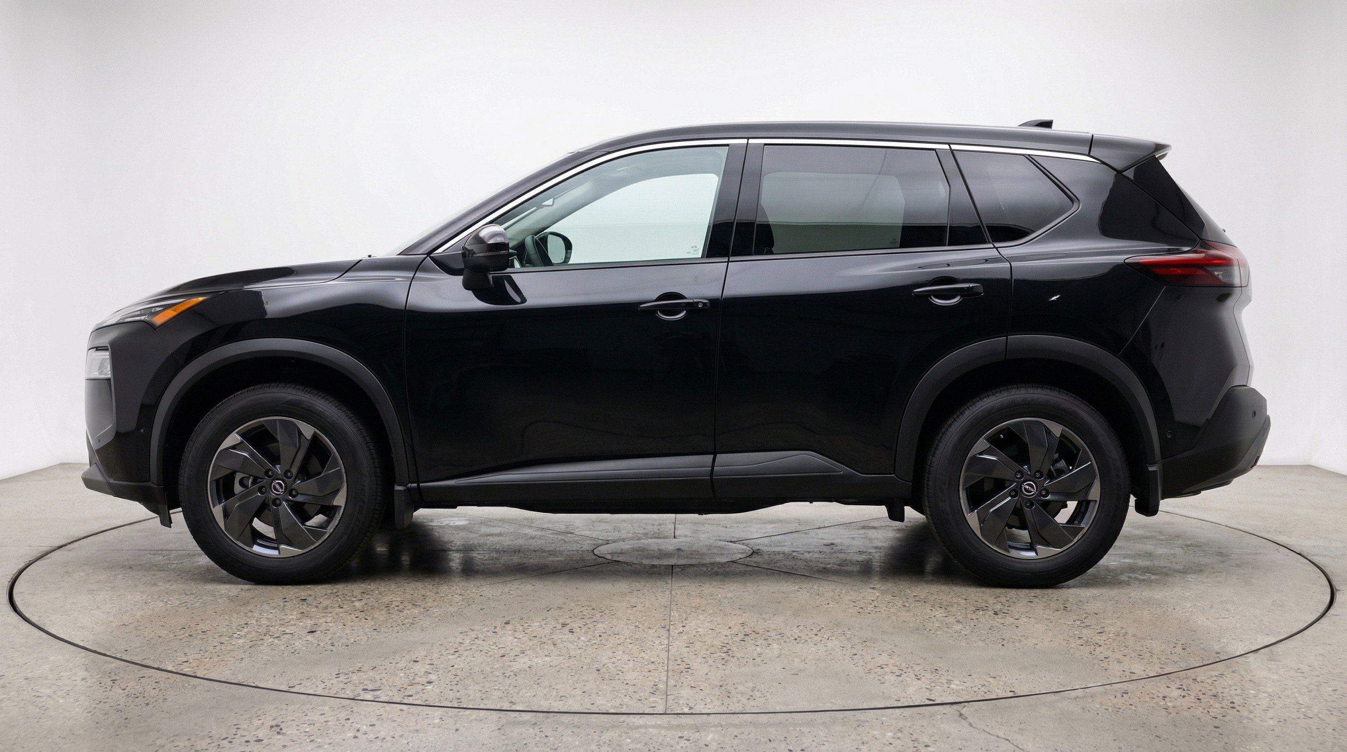 Used 2025 Nissan Rogue SV image 5