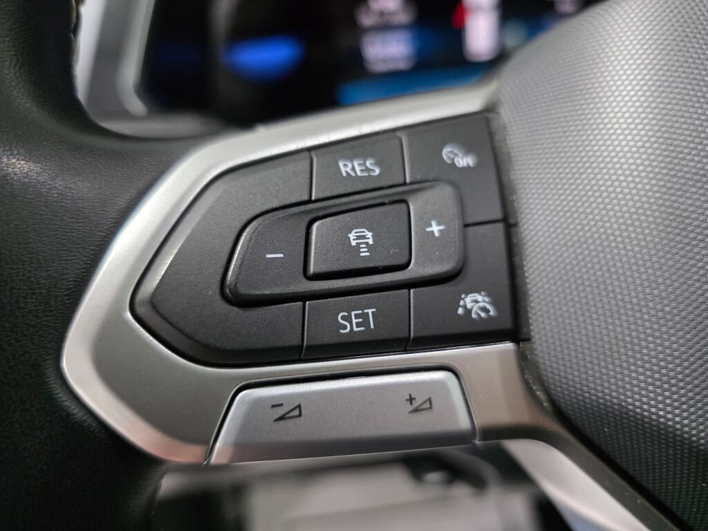 Used 2023 Volkswagen Tiguan SE R-Line AWD/4WD image 14