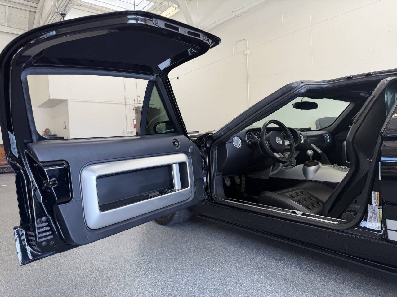 Used 2005 Ford GT RWD image 25