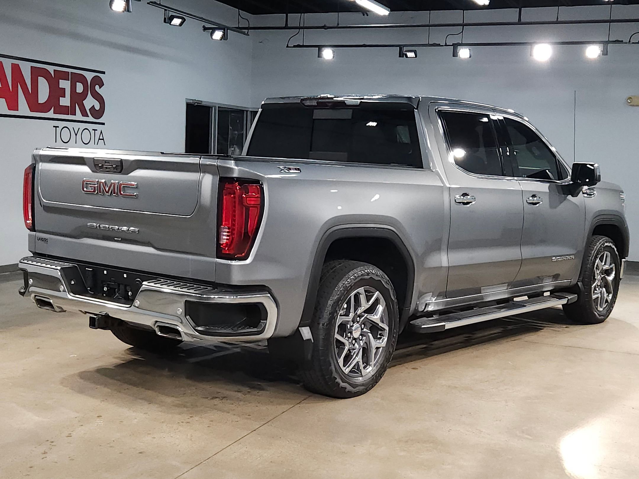 Used 2020 GMC Sierra 1500 SLT w/ SLT Premium Plus Package AWD/4WD image 7