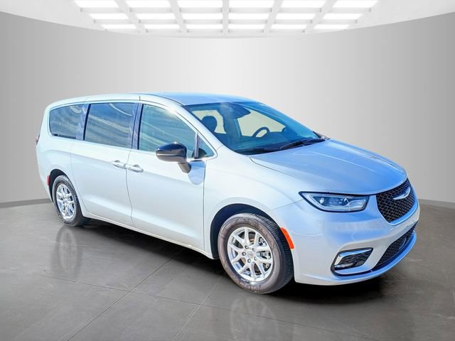 Used 2024 Chrysler Pacifica Touring-L image 2