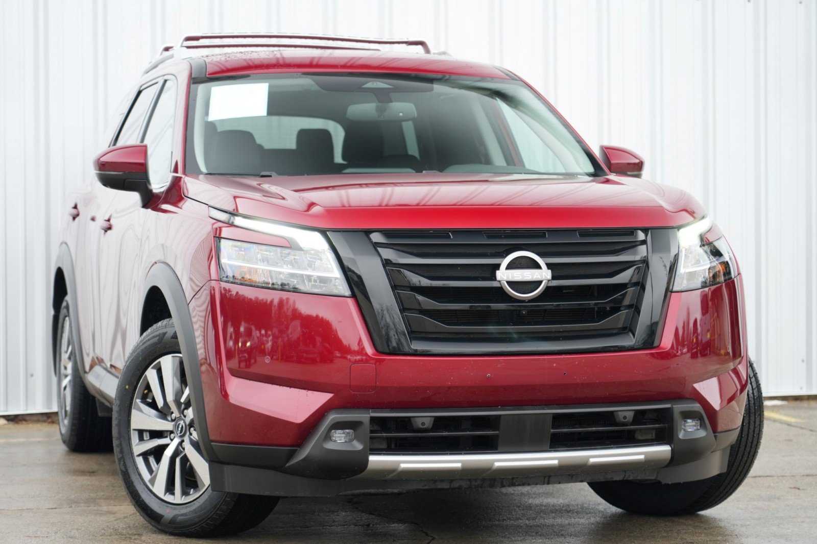 Used 2022 Nissan Pathfinder SL w/ Lighting Package (N92) image 2