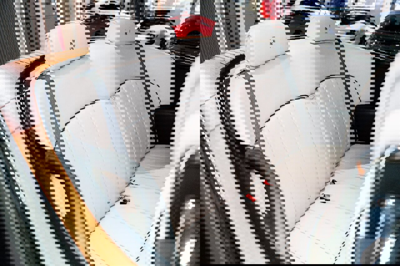 Used 2015 Rolls-Royce Phantom Drophead Coupe image 11