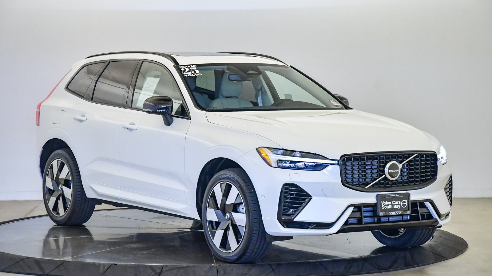 Certified 2025 Volvo XC60 T8 Plus w/ Protection Package Premier image 6