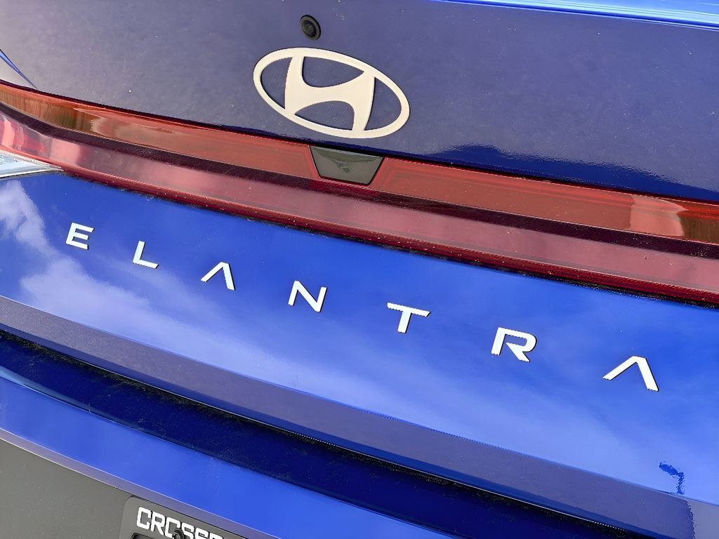 Used 2025 Hyundai Elantra SE w/ Cargo Package image 13