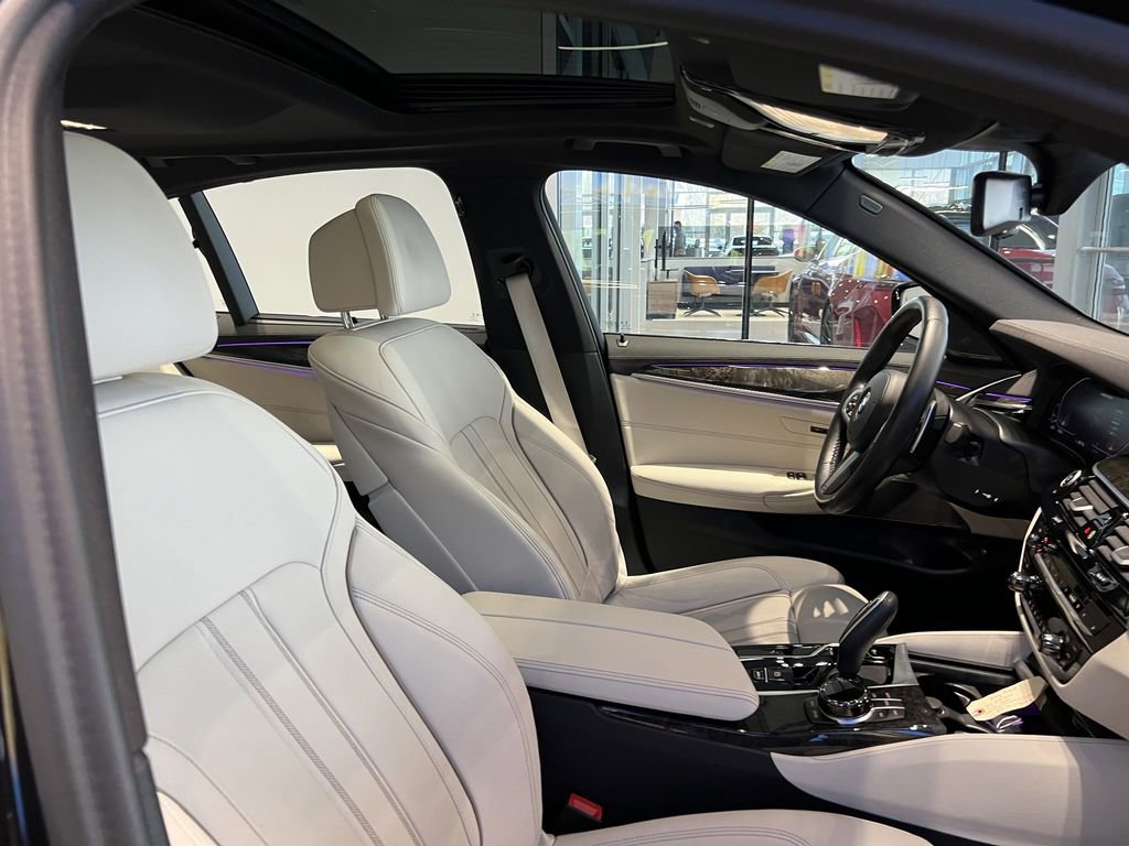 Used 2023 BMW M550i xDrive w/ Dynamic Handling Package image 39