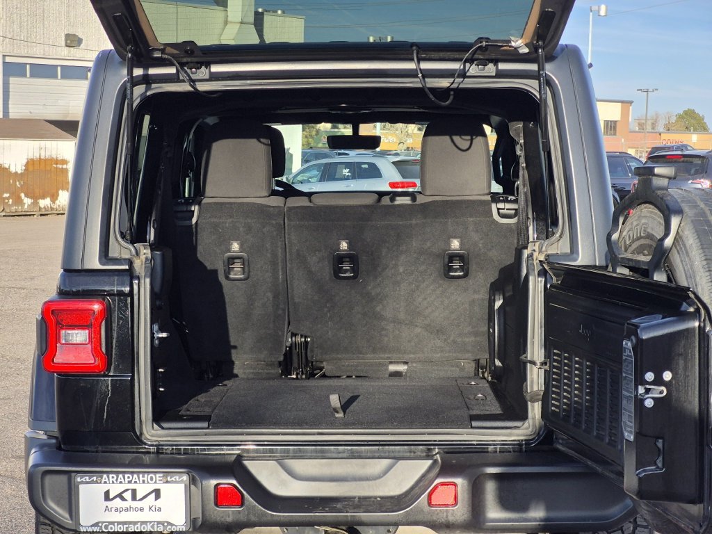 Used 2018 Jeep Wrangler Unlimited Sahara AWD/4WD image 14