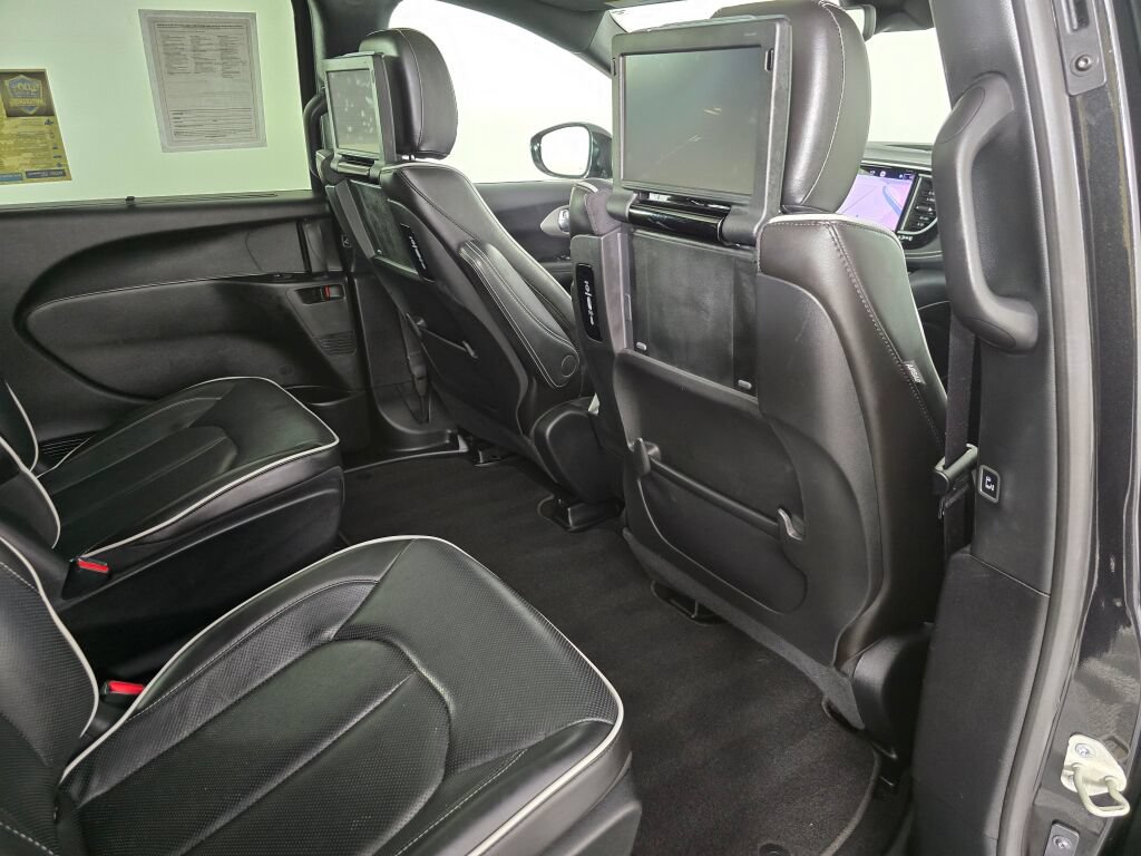 Used 2023 Chrysler Pacifica Limited w/ Uconnect Theater Family Group FWD image 40