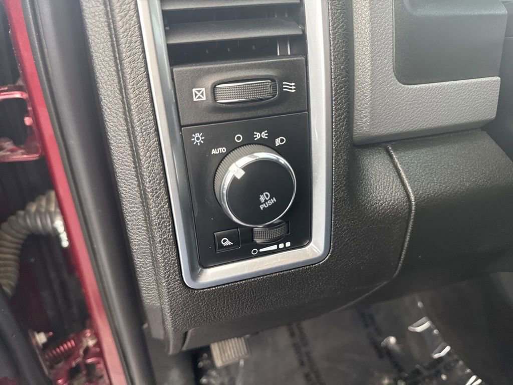 Used 2019 RAM 1500 Classic SLT w/ SLT Plus D￩cor Group AWD/4WD image 27