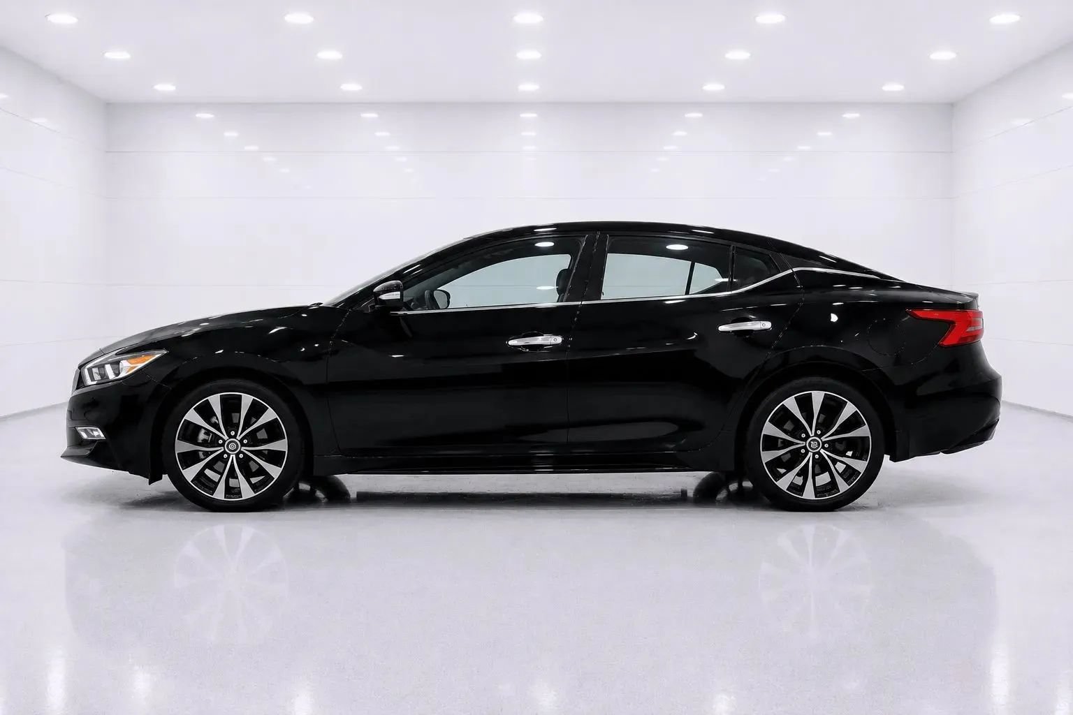 Used 2016 Nissan Maxima SR FWD image 2