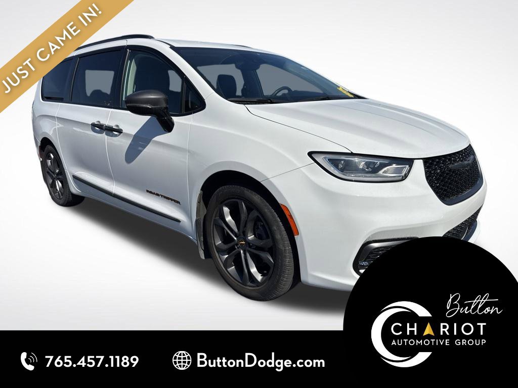 Used 2024 Chrysler Pacifica Touring-L w/ Uconnect Theater Family Group