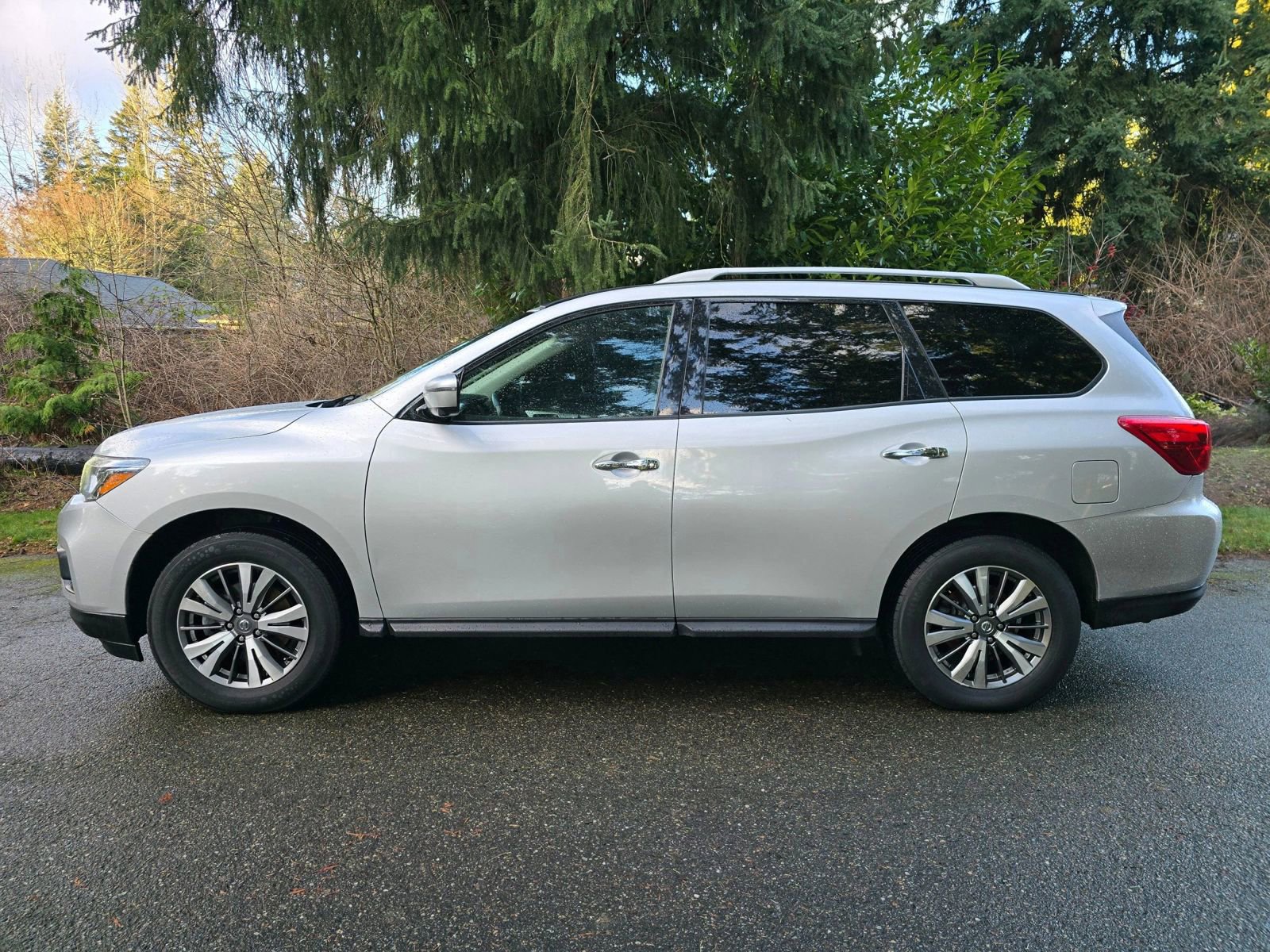 Used 2020 Nissan Pathfinder SL image 2