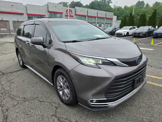 Used 2022 Toyota Sienna XLE AWD/4WD image 3