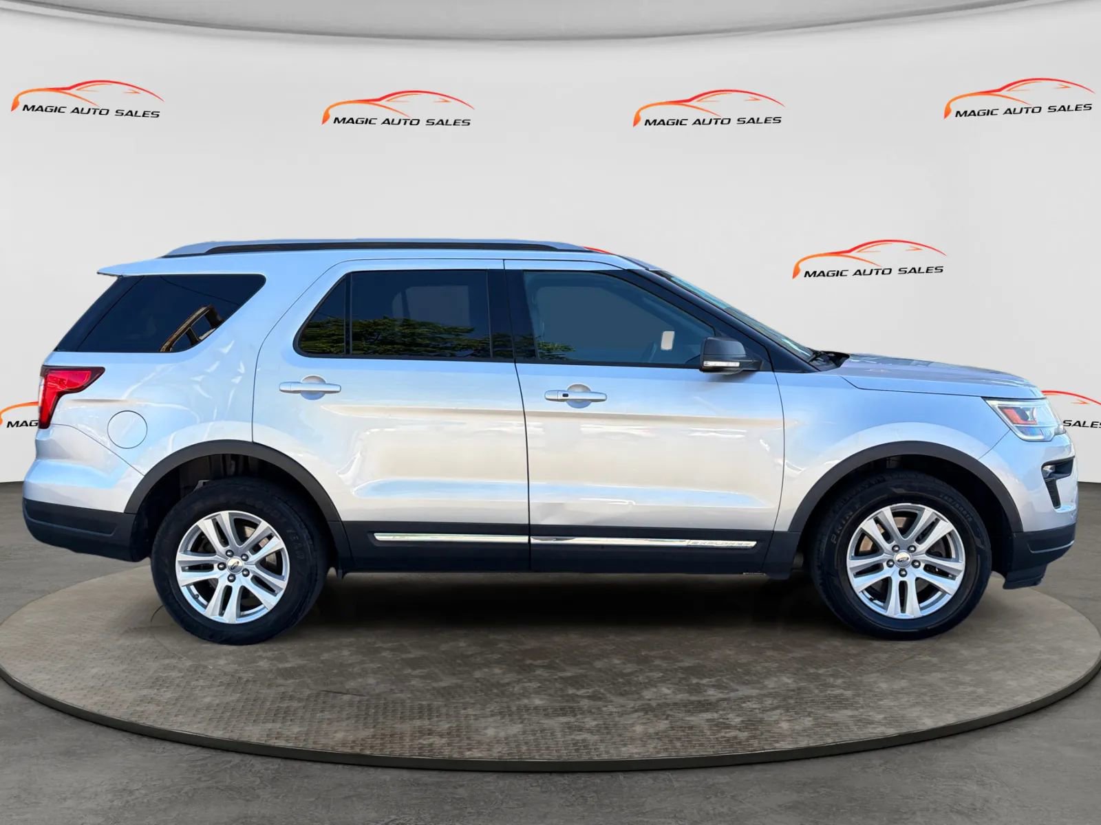 Used 2019 Ford Explorer XLT w/ Equipment Group 202A AWD/4WD image 6