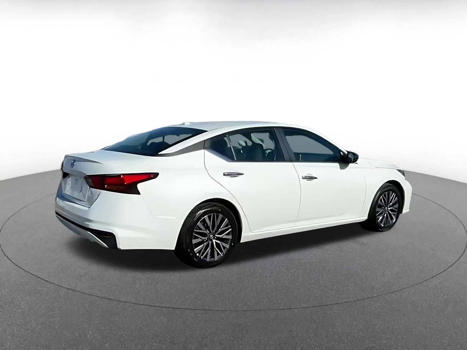 Used 2025 Nissan Altima 2.5 SV image 14