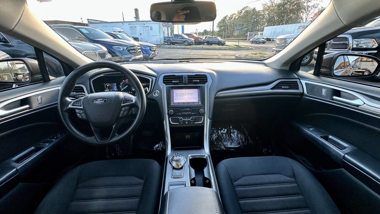 Used 2019 Ford Fusion SE FWD image 22