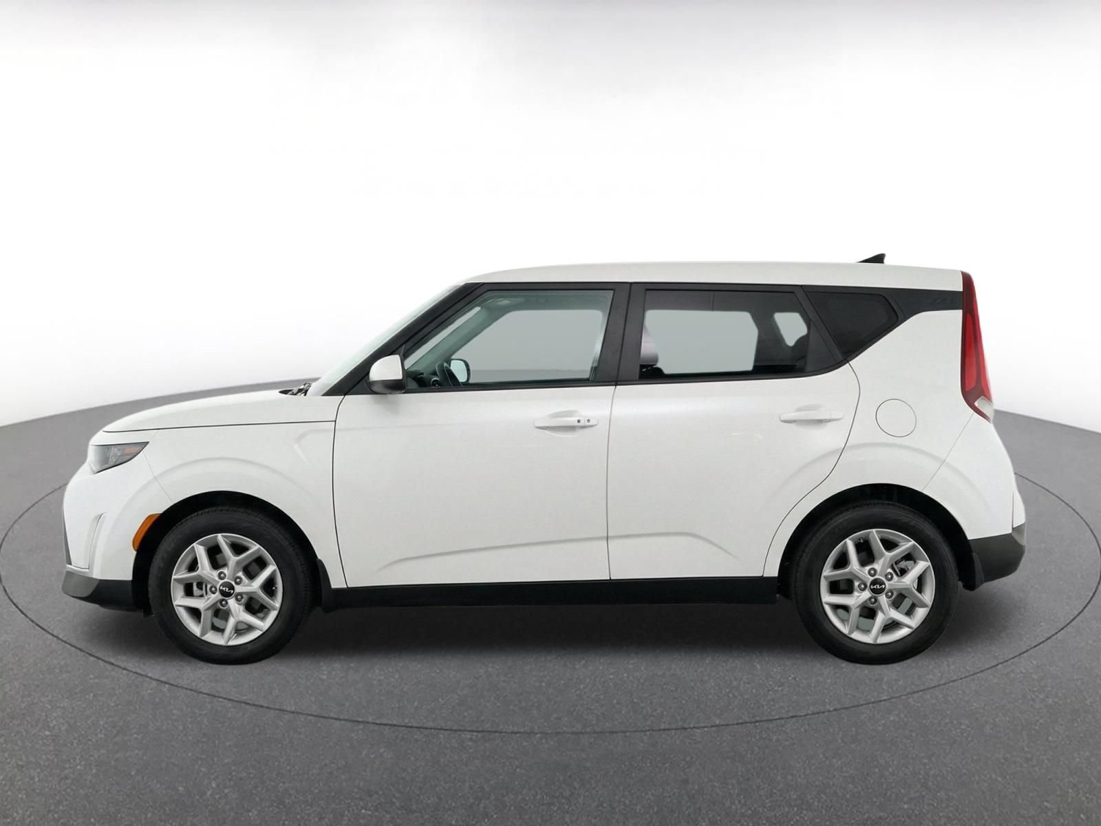 Used 2025 Kia Soul LX w/ LX Technology Package FWD image 4
