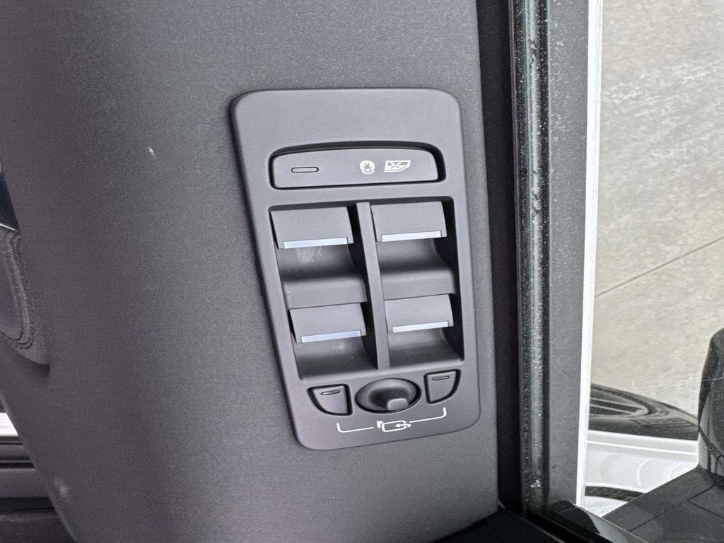 Certified 2025 Land Rover Discovery Sport S image 17