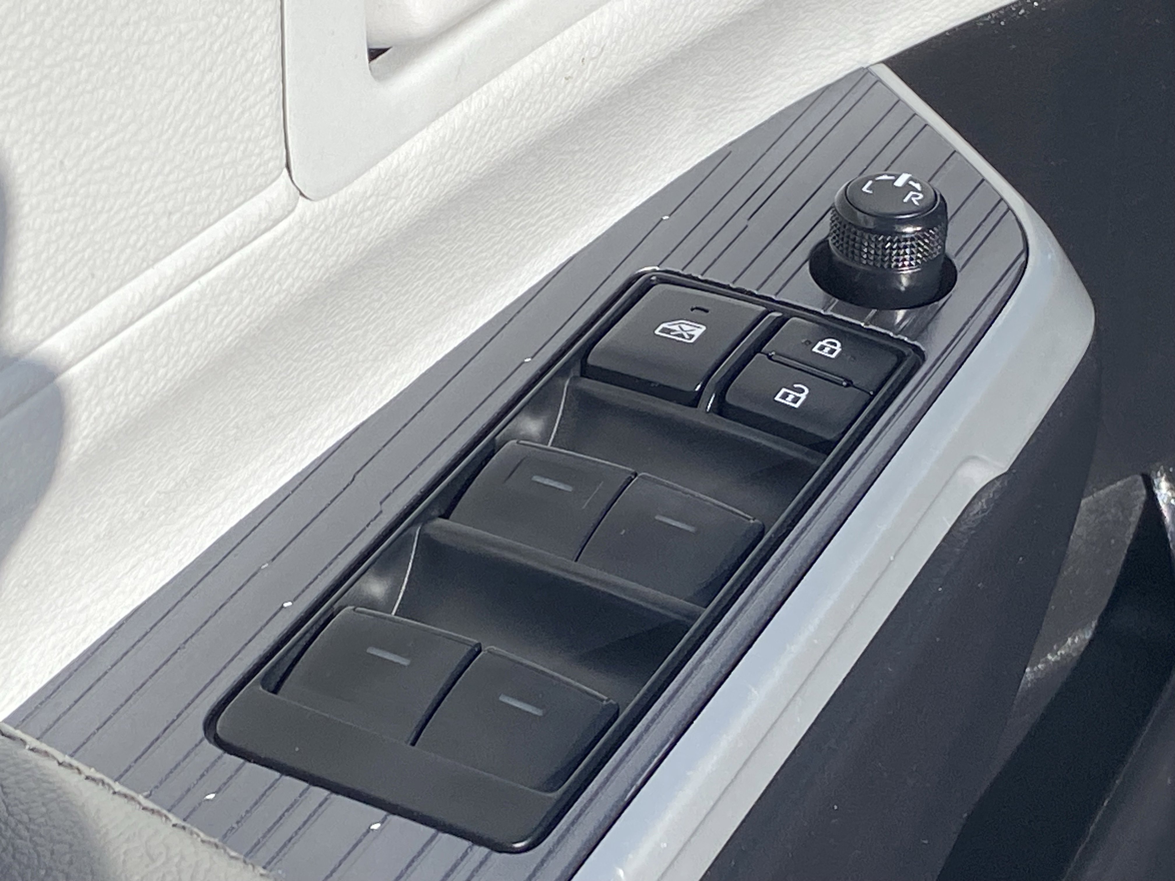 Certified 2025 Toyota Sienna LE FWD image 30