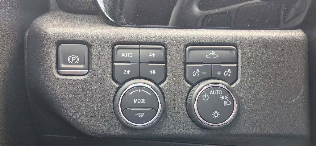 Used 2023 Chevrolet Silverado 1500 LT AWD/4WD image 9
