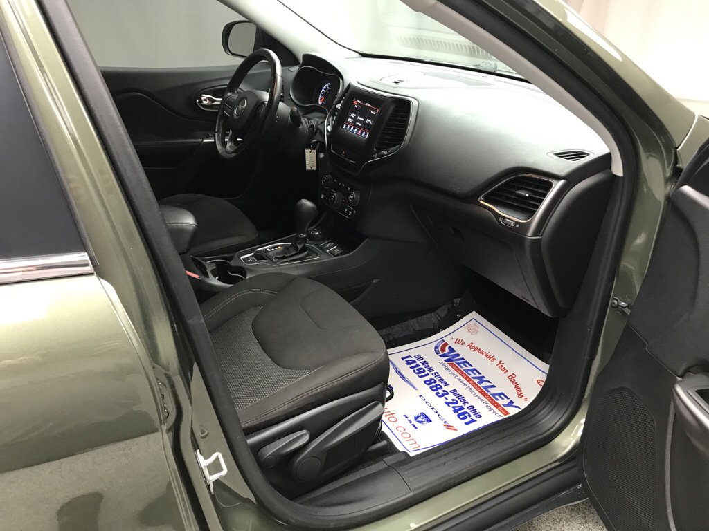 Used 2019 Jeep Cherokee Latitude w/ Cold Weather Group image 20