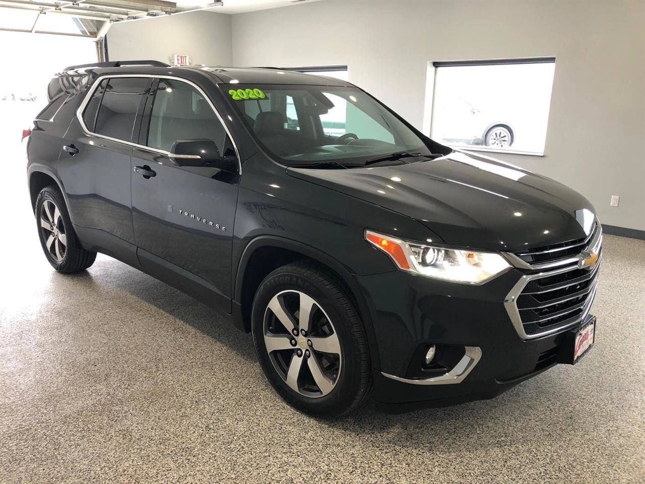 Used 2020 Chevrolet Traverse LT w/ LT Premium Package AWD/4WD image 2