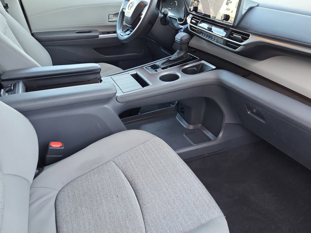 Used 2023 Toyota Sienna LE image 18