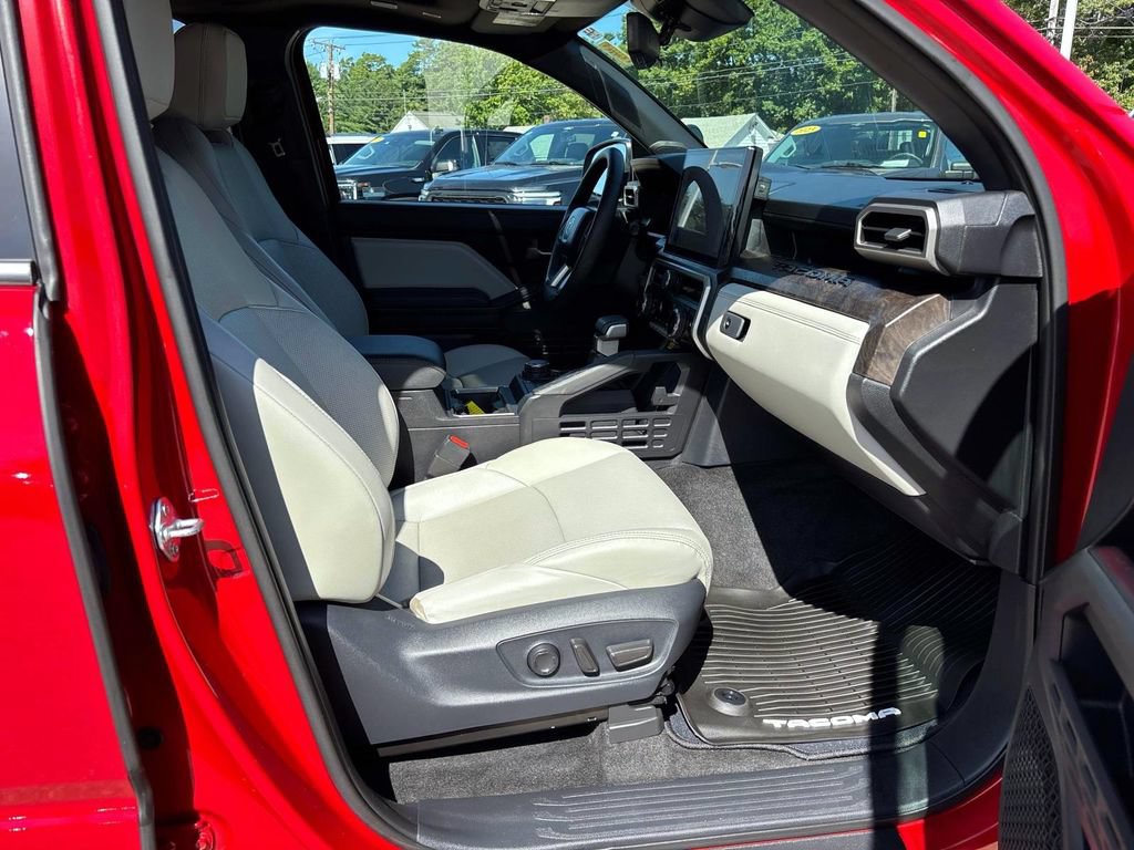 Used 2025 Toyota Tacoma Limited AWD/4WD image 20