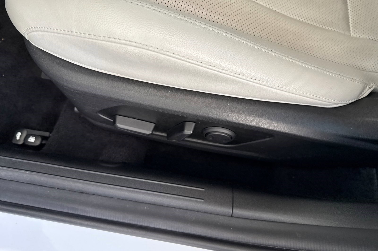Used 2023 Hyundai Elantra Limited w/ Cargo Package FWD image 14