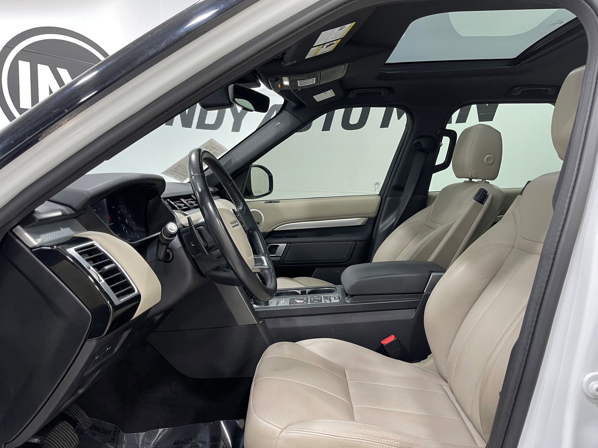 Used 2020 Land Rover Discovery Landmark AWD/4WD image 13