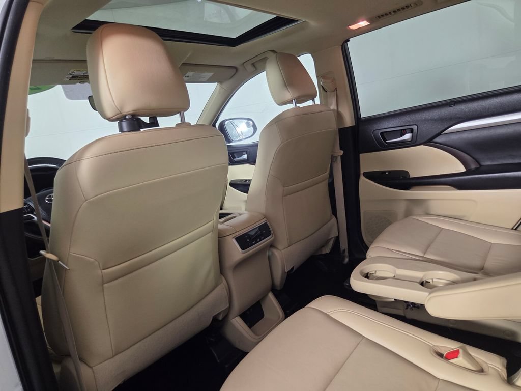 Used 2019 Toyota Highlander XLE FWD image 25