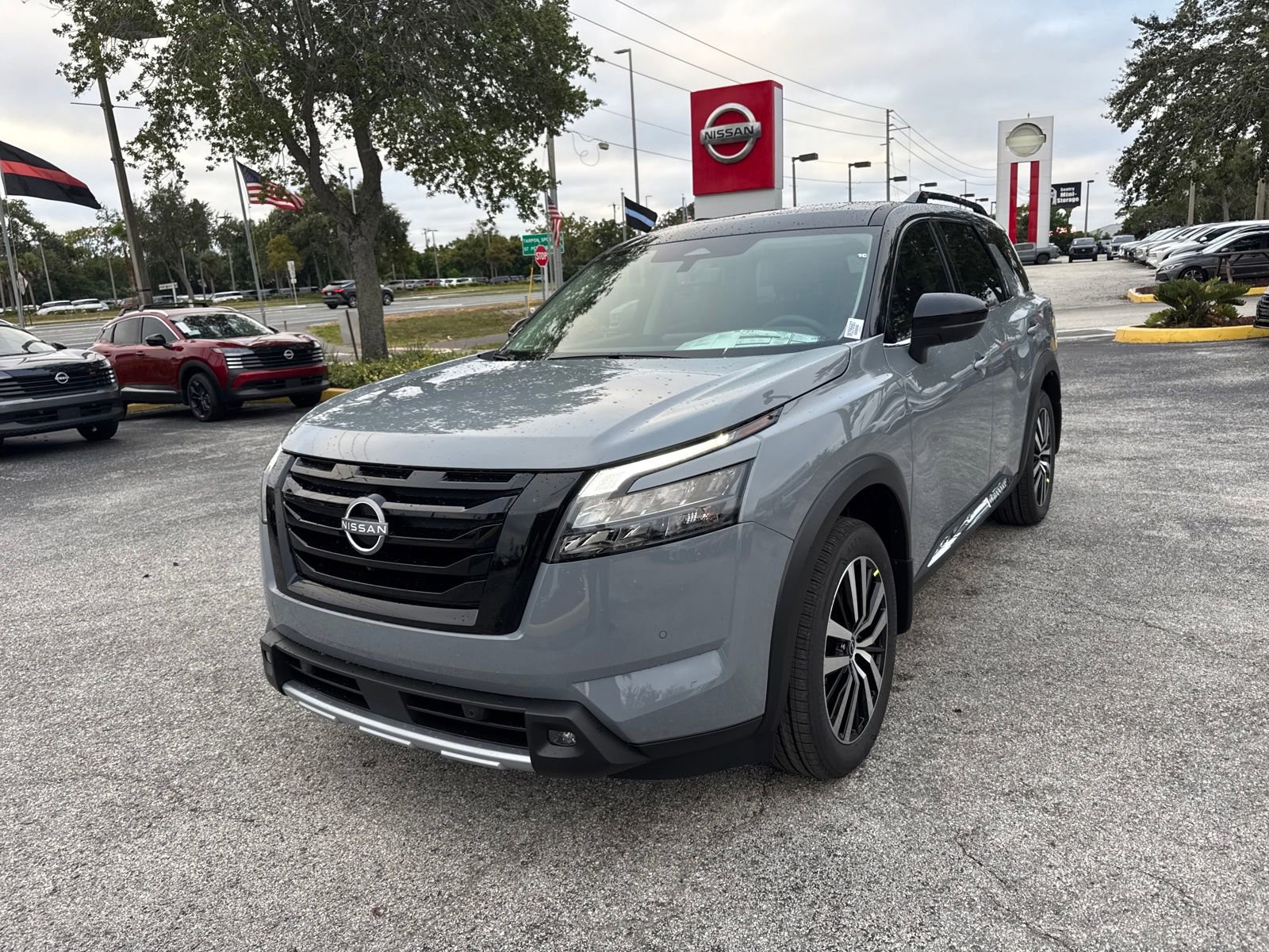 New 2025 Nissan Pathfinder Platinum w/ Black Appearance Package image 3