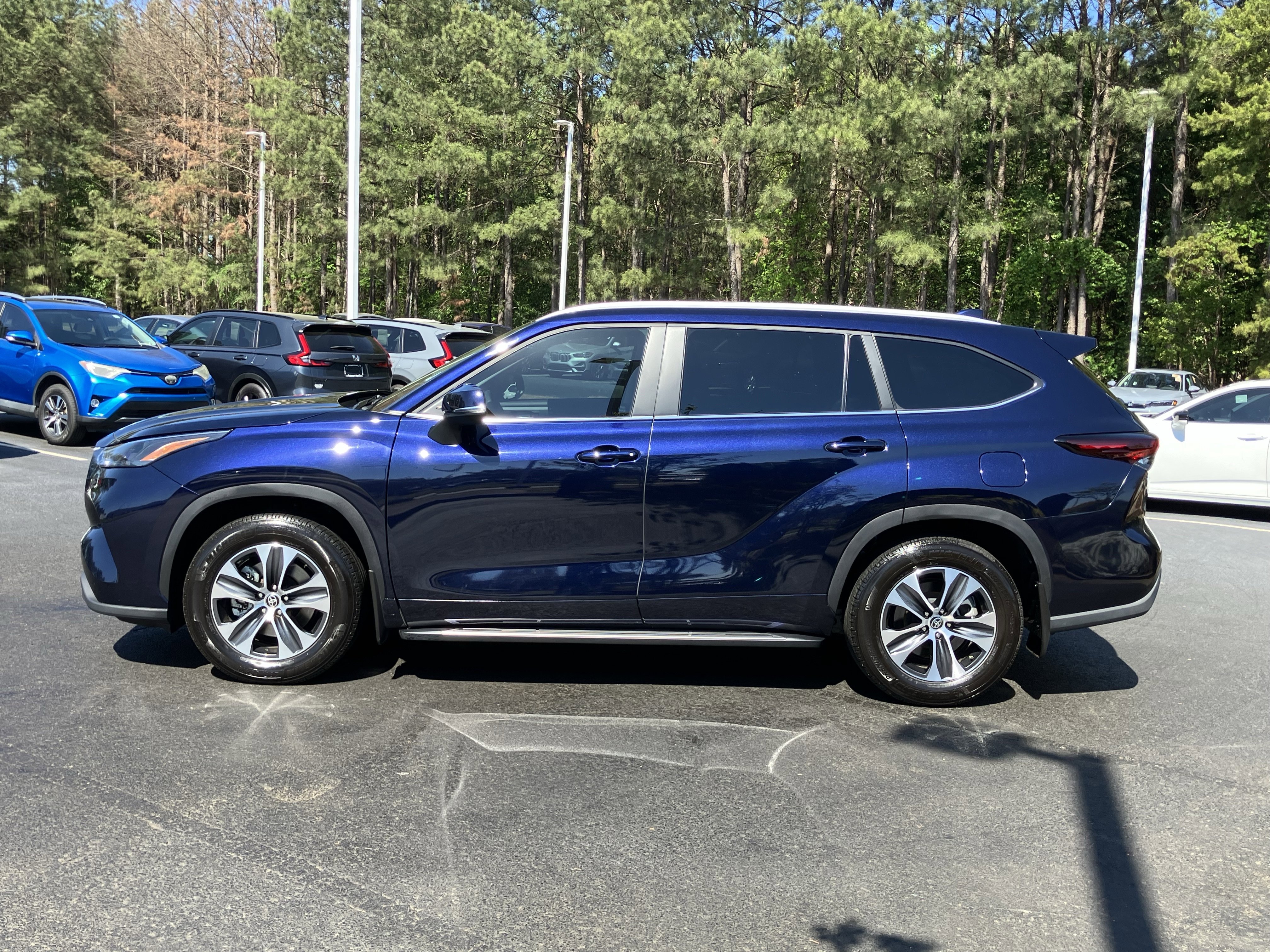 Used 2025 Toyota Highlander XLE FWD image 7
