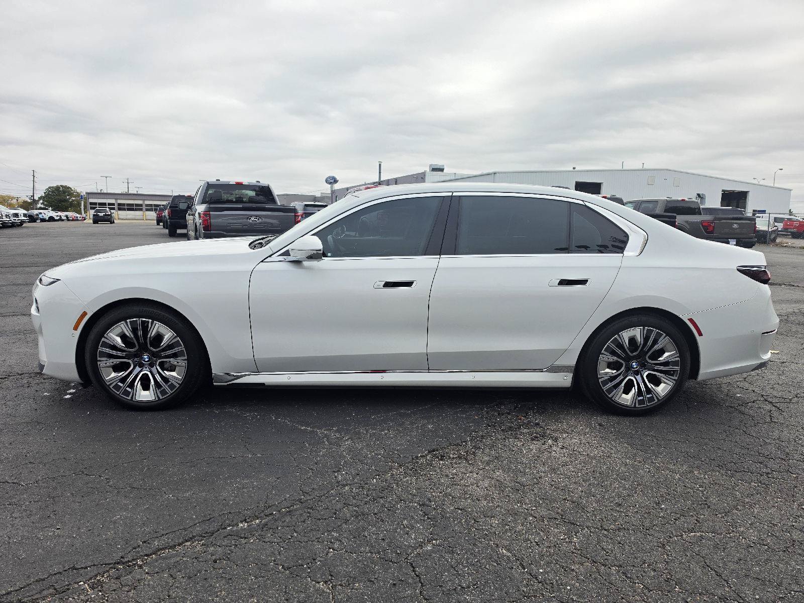 Used 2023 BMW i7 xDrive60 w/ Executive Package 2 AWD/4WD image 2