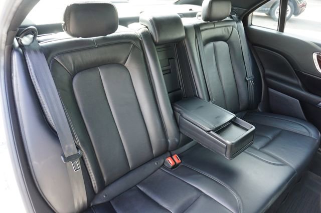 Used 2017 Lincoln Continental Select image 21